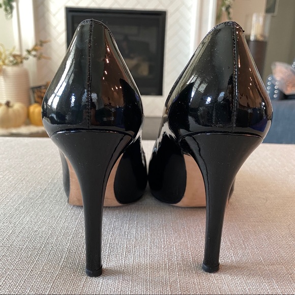Stuart Weitzman Patent Round Toe Pump - Picture 4 of 10